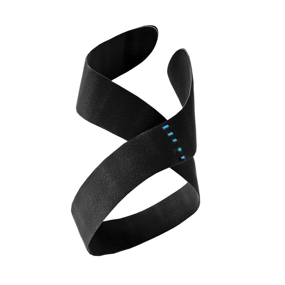 Schwarzes Band mit blauen Nähten, gekreuzt.