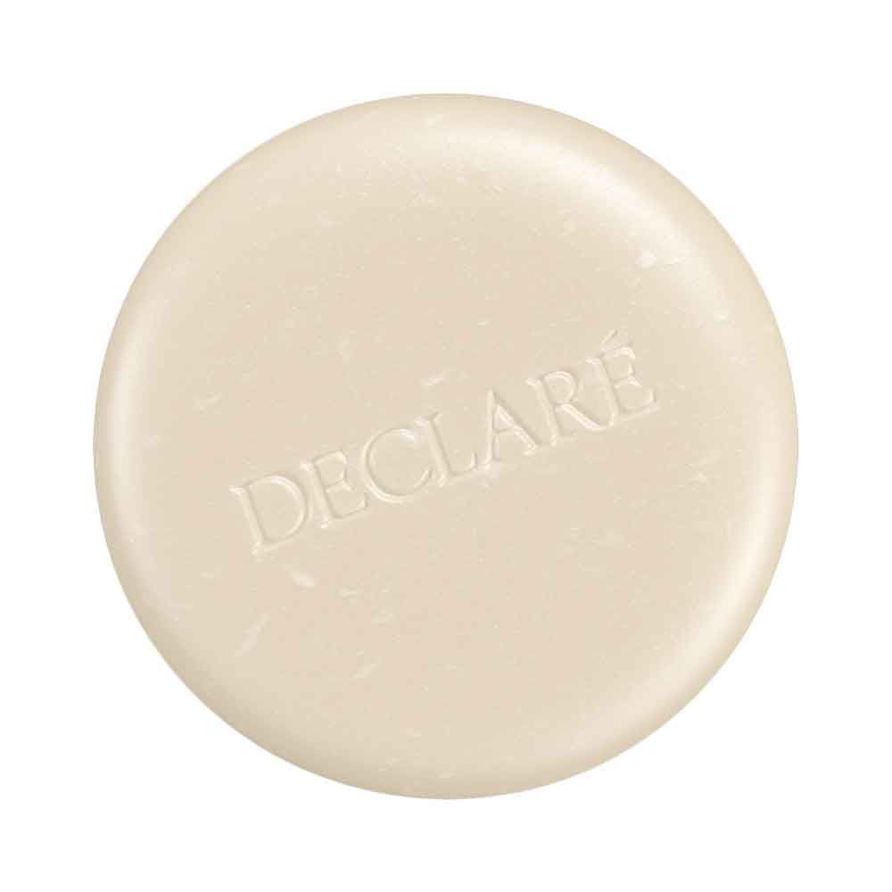 Runde Seife mit geprägtem DECLARE-Schriftzug. Helle Farbe, glatte Oberfläche.