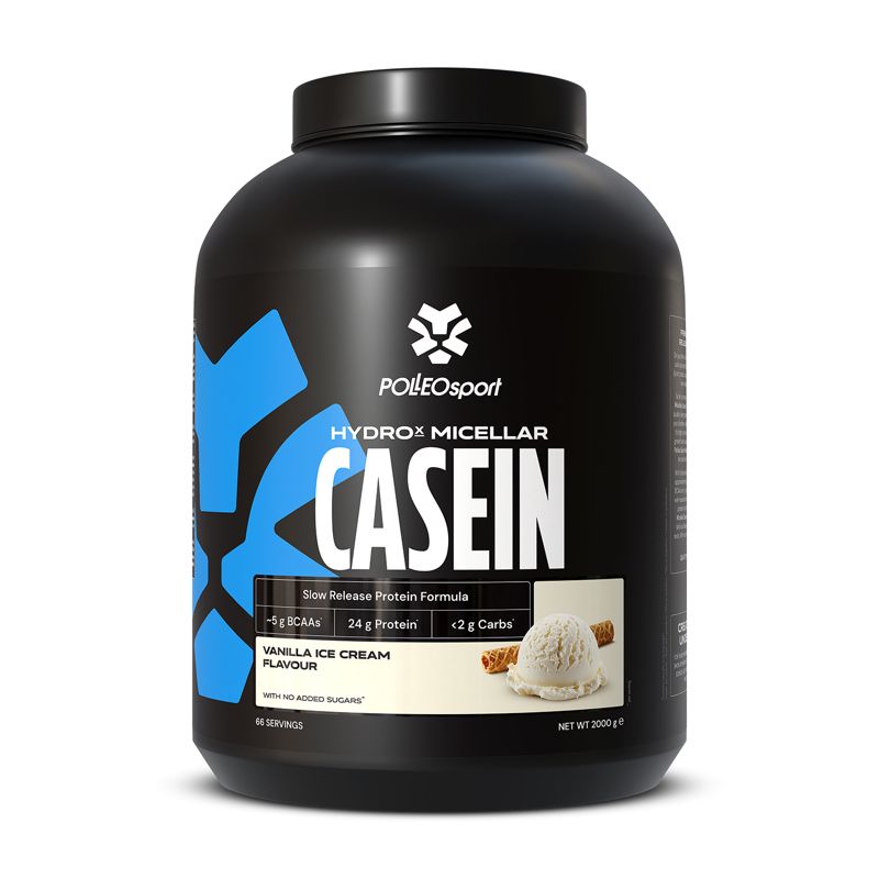 Schwarze Dose mit PolleoSport Hydrox Micellar Casein. Blaue Akzente und Produktinformationen. Abgebildet: Eiscreme.