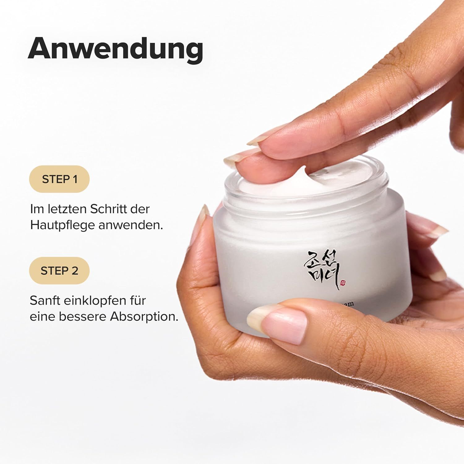 Hände, die Creme aus einem Tiegel entnehmen. Text in Deutsch: Anwendung. Zwei Schritte.