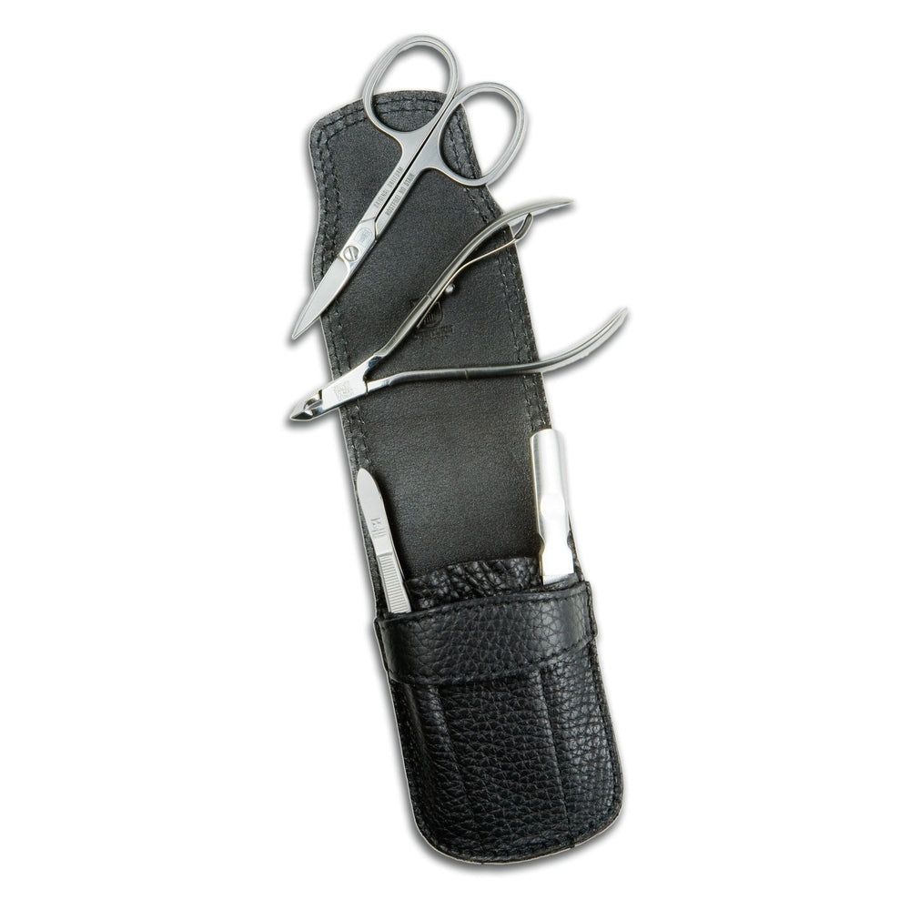 Maniküre-Set in schwarzem Lederetui. Enthält Nagelschere, Nagelzange und zwei weitere Werkzeuge. Werkzeuge aus Metall.