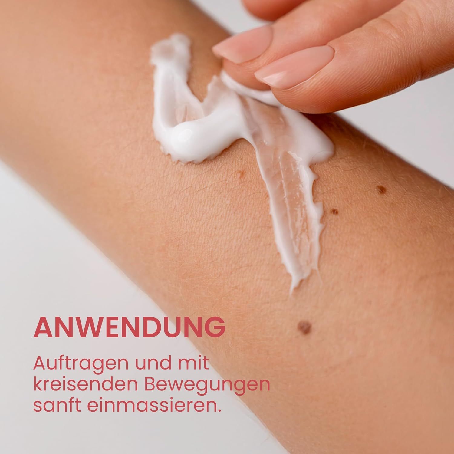 Arm mit aufgetragener weißer Creme. Text: Anwendung. Creme wird mit kreisenden Bewegungen einmassiert.