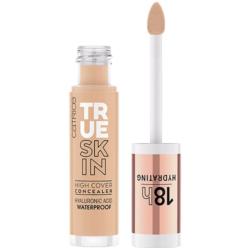 Beige Concealer-Fläschchen mit geöffnetem Applikator. Aufschrift: True Skin, High Cover Concealer, Hyaluronsäure, Waterproof. Marke: Catrice.