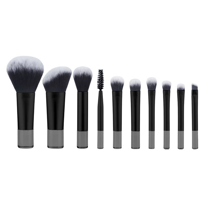 Make-up-Pinsel-Set mit schwarzen Griffen und silbernen Enden. Verschiedene Pinselformen und -größen.