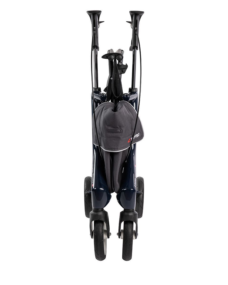 Gefalteter TOPRO Pegasus Carbon Rollator, blaues Gestell, graue Tasche, schwarze Details. Vier Räder.