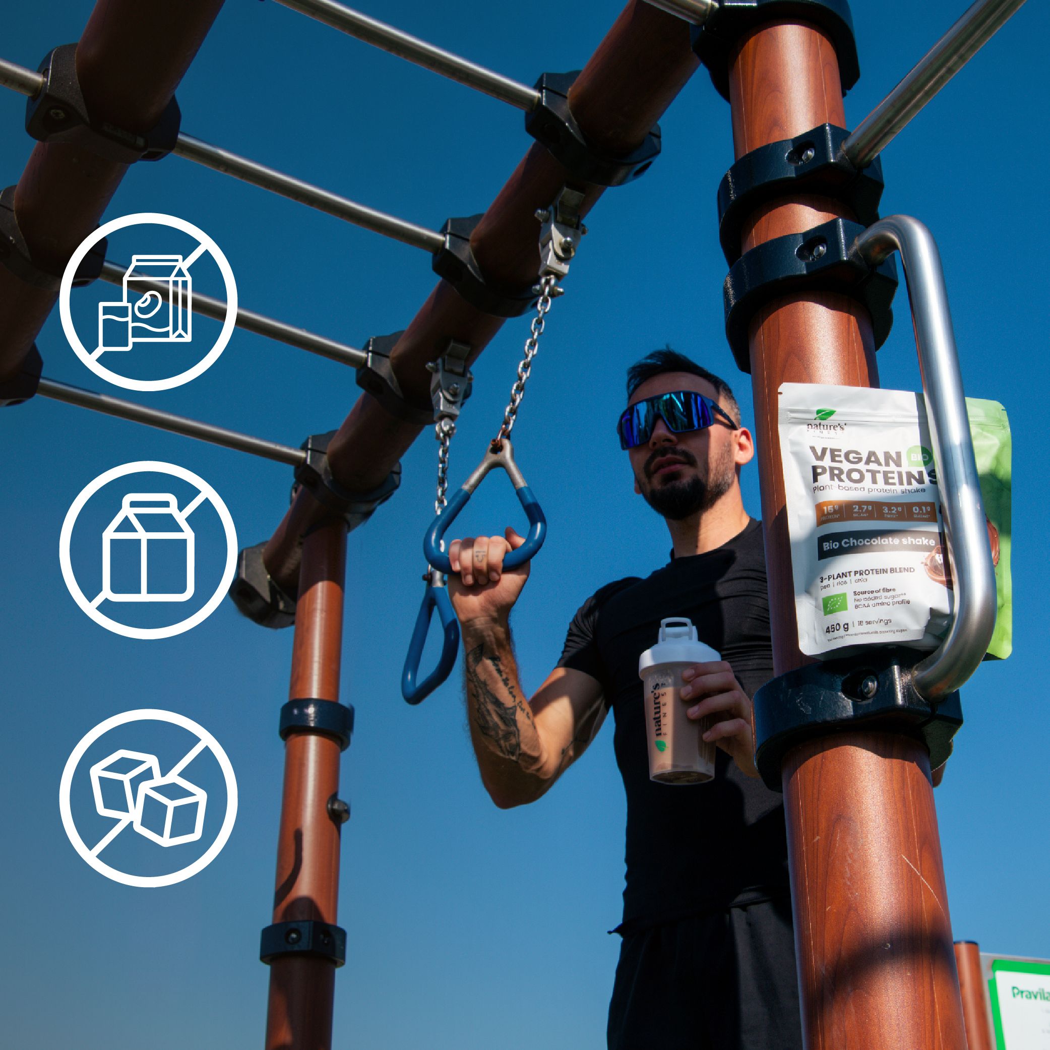 Mann mit Shaker und Proteinshake-Beutel beim Sport. Symbole zeigen Verzicht auf Milch, Zucker.