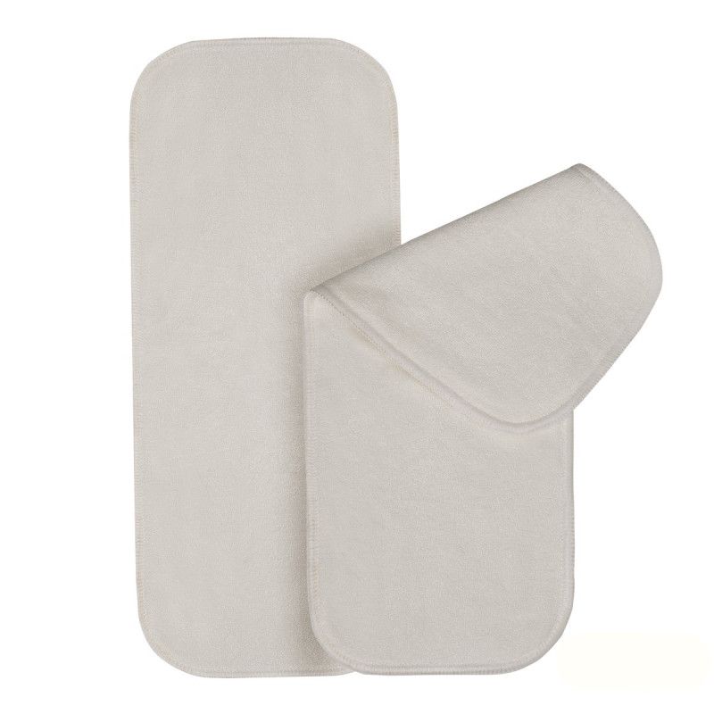 Zwei helle, rechteckige Stoffeinlagen mit abgerundeten Ecken. Eine ist teilweise gefaltet.