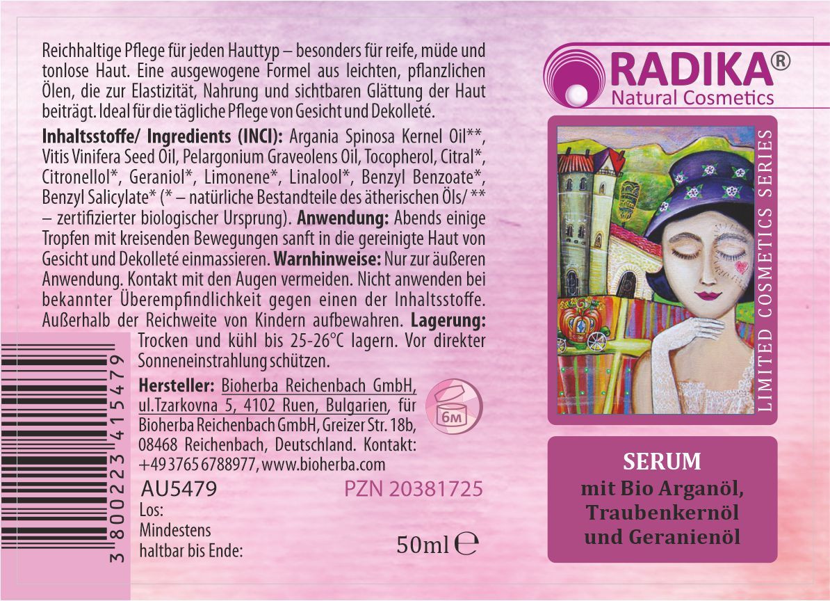 Etikett auf Flasche. Text: RADIKA Natural Cosmetics, Serum, Bio Arganöl, Traubenkernöl, Geranienöl. Inhaltsstoffe, Warnhinweise, Herstellerinformationen, 50ml.