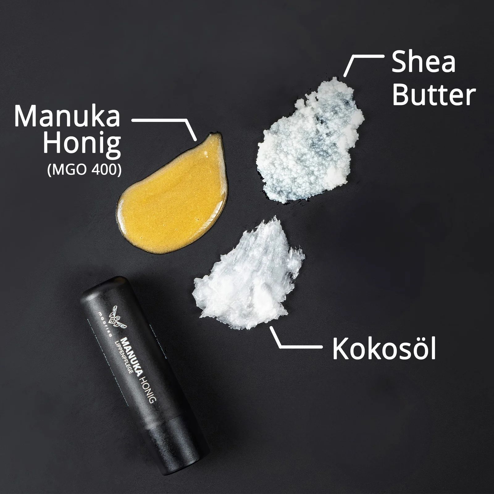 Lippenpflegestift mit Manuka Honig, Shea Butter und Kokosöl. Text: Manuka Honig (MGO 400), Shea Butter, Kokosöl.