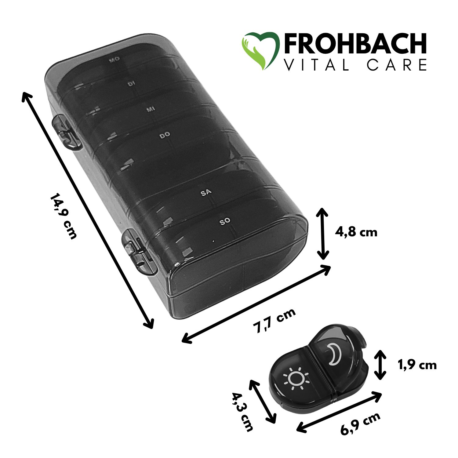 Schwarze Tablettenbox mit Maßen. Einzelnes Fach geöffnet. Maße: 14,9 x 7,7 x 4,8 cm. Einzelnes Fach: 6,9 x 4,3 x 1,9 cm.