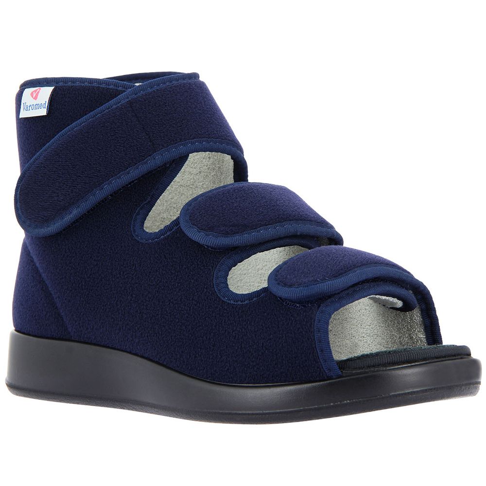 Dunkelblauer Verbandschuh mit drei Klettverschlüssen und offener Zehenpartie.