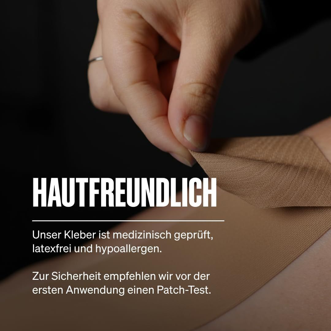 Hand zieht Kinesiologie-Tape von der Haut ab. Kleber ist medizinisch geprüft, latexfrei und hypoallergen.