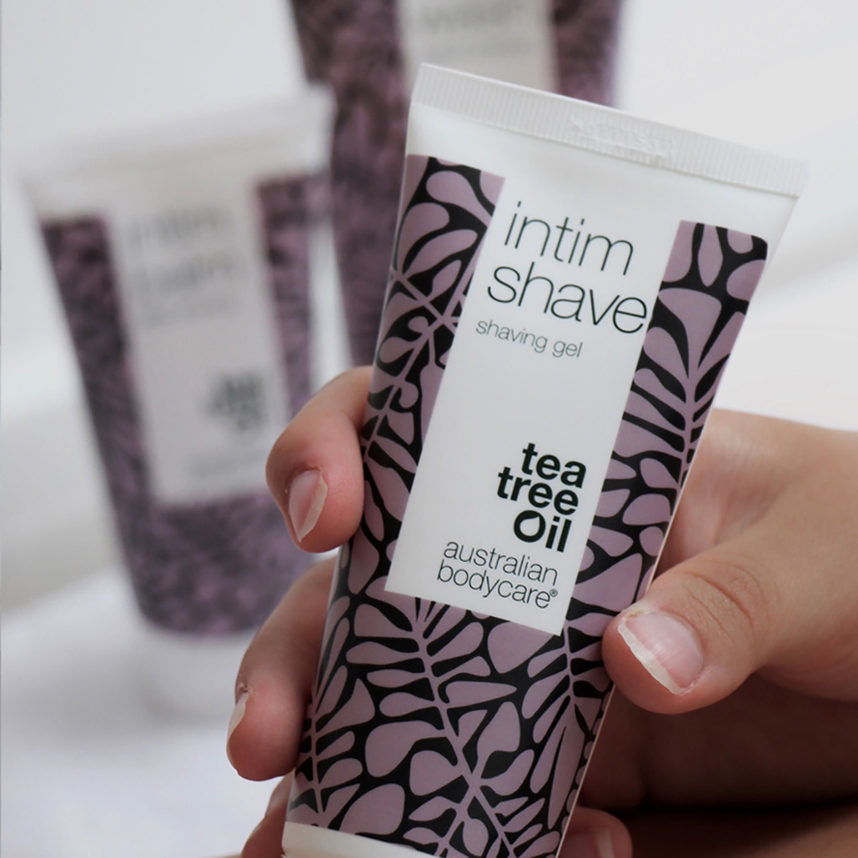 Person hält Tube Rasiergel. Aufschrift: Intim Shave, shaving gel, Tea Tree Oil, Australian Bodycare.