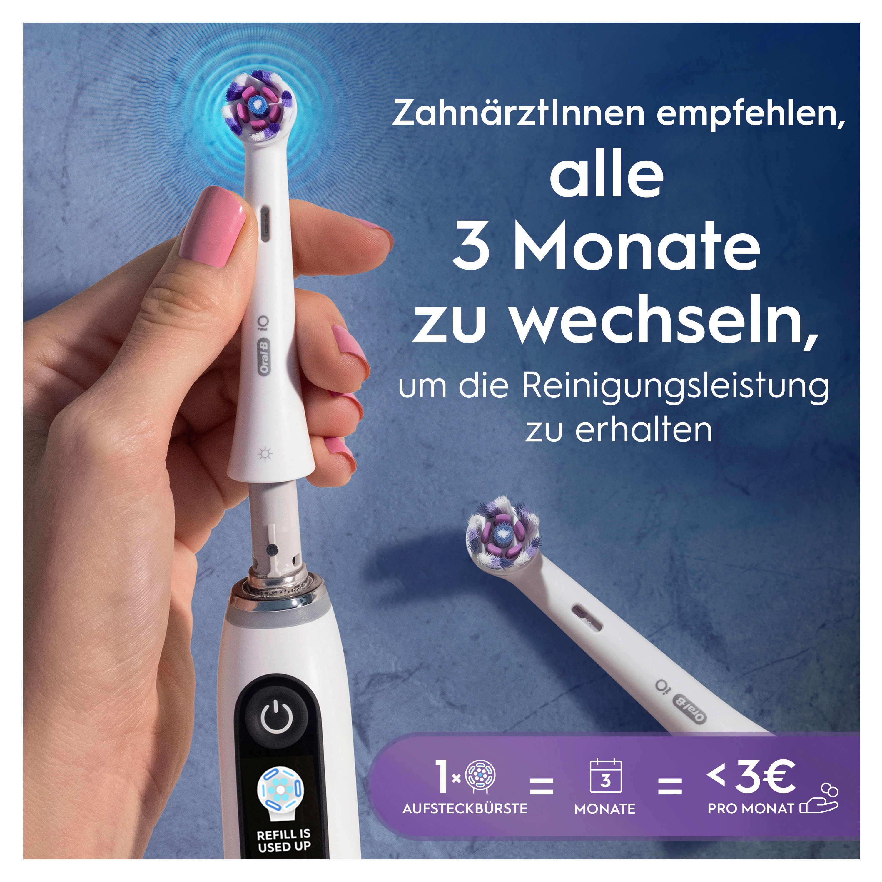 Hand hält eine elektrische Zahnbürste mit einem abnehmbaren Bürstenkopf. Text: Zahnärzte empfehlen, alle 3 Monate zu wechseln.