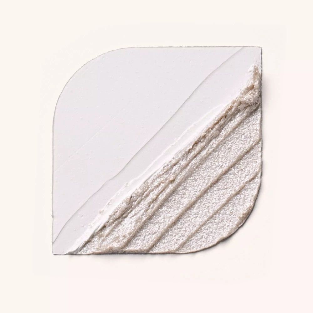 Kosmetik-Swatch in Blattform. Eine Hälfte weiß, andere mit schimmernder Textur. Auf hellem Hintergrund.