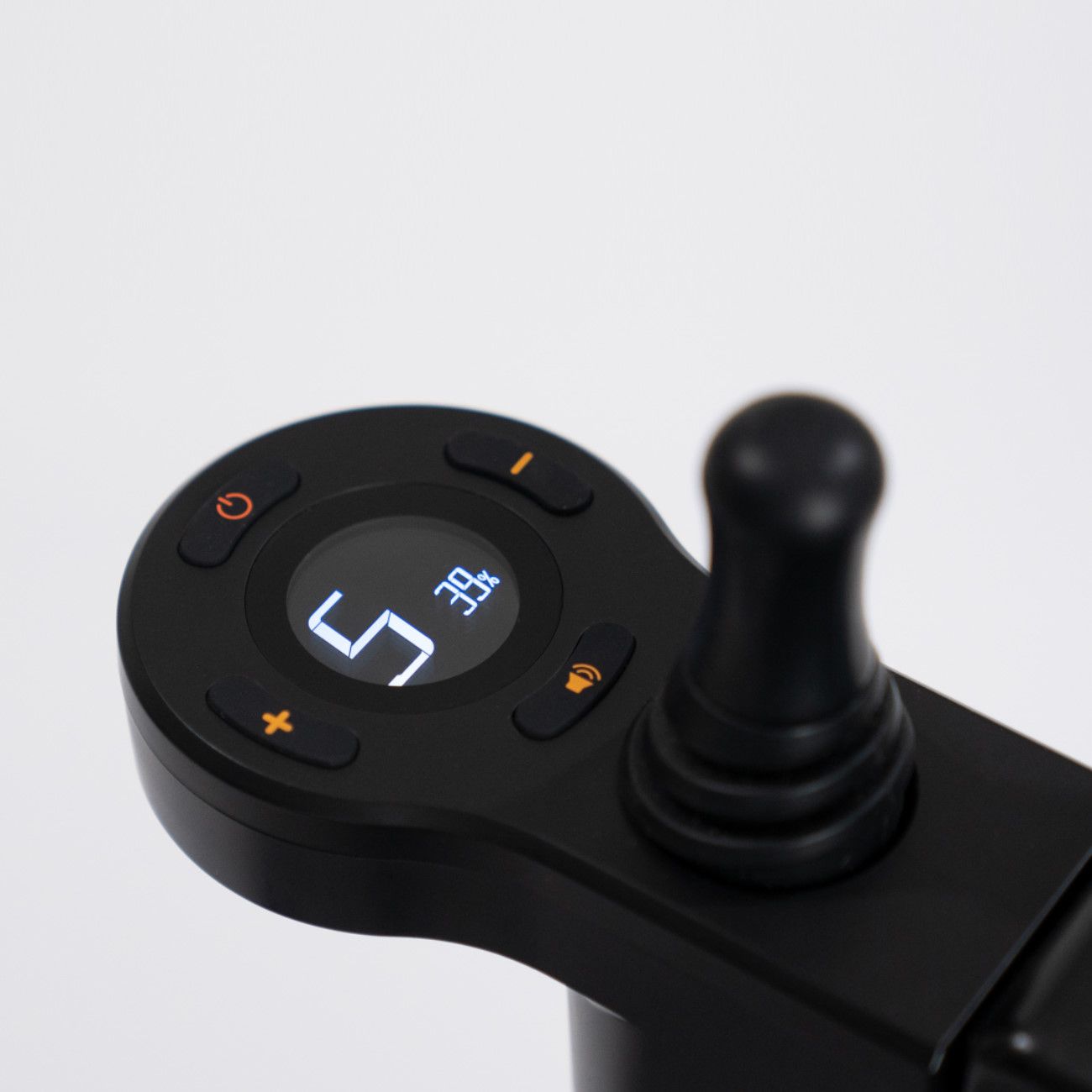 Nahaufnahme der Steuereinheit eines Rollators mit Joystick und digitalem Display.