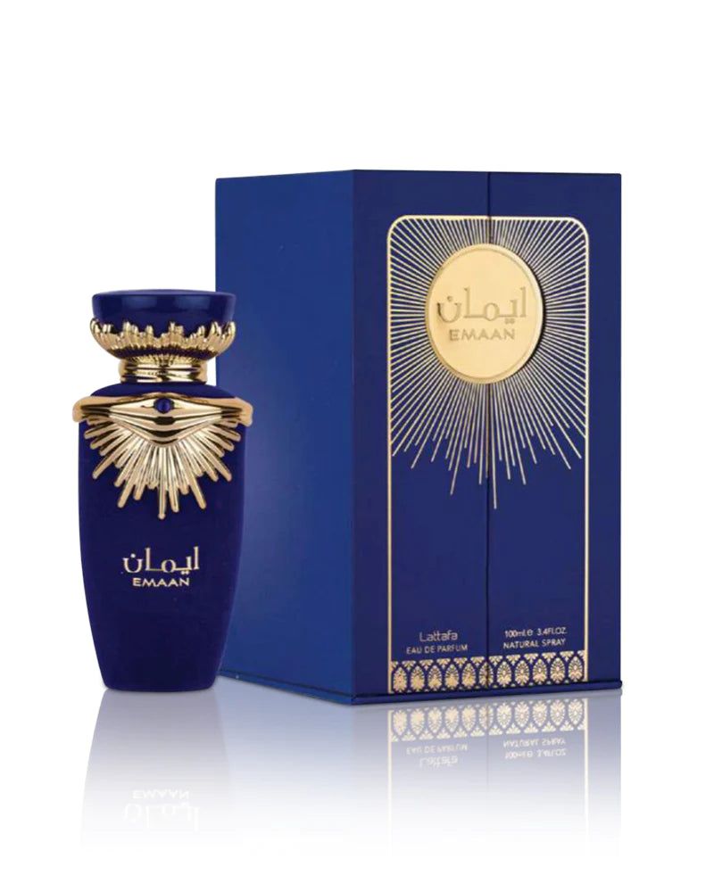 Blaues Parfümflakon und blaue Verpackung. Goldfarbene Verzierungen und Schriftzug "Emaan".