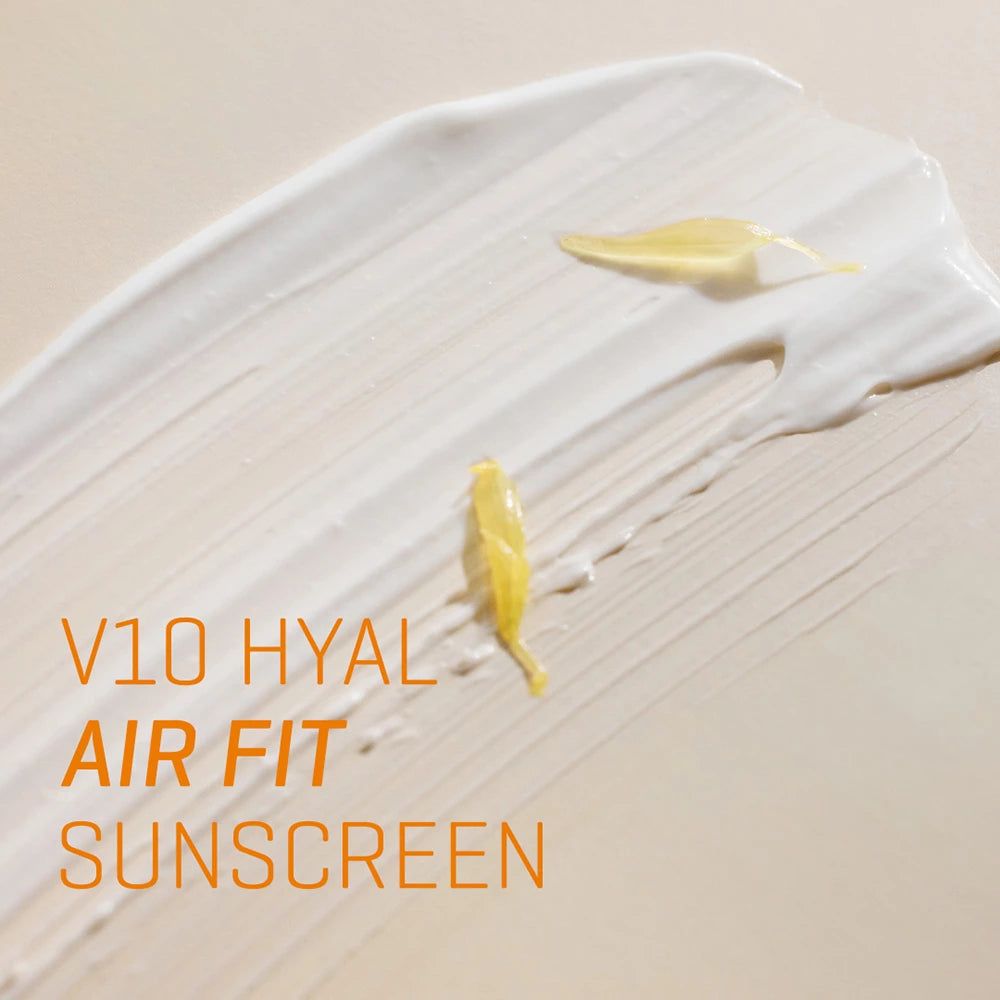 Sonnencreme-Streifen mit gelben Blättern. Text: V10 Hyal Air Fit Sunscreen.