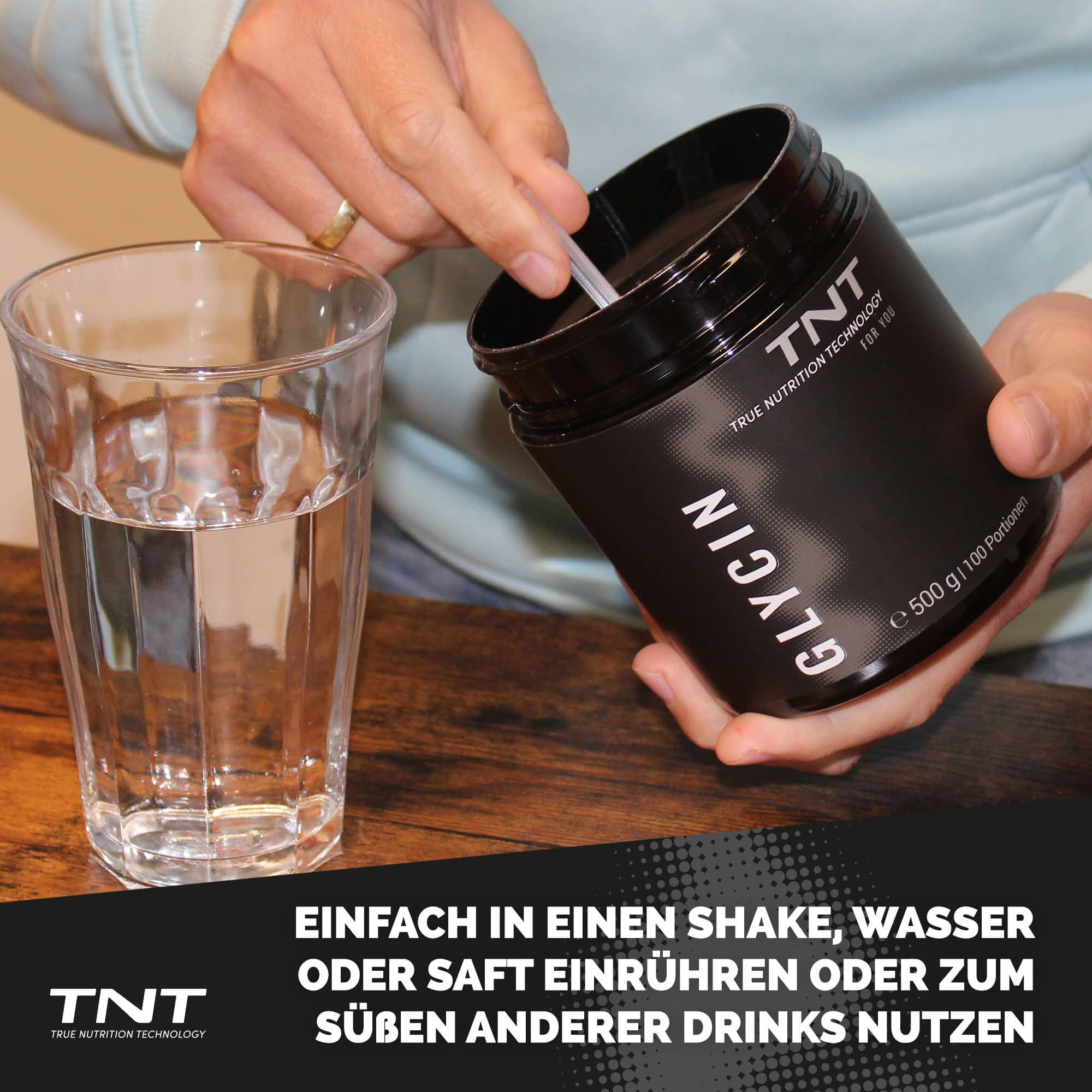 Person gießt Pulver aus einem TNT Glycin-Behälter in ein Glas Wasser. Aufschrift: TNT True Nutrition Technology.