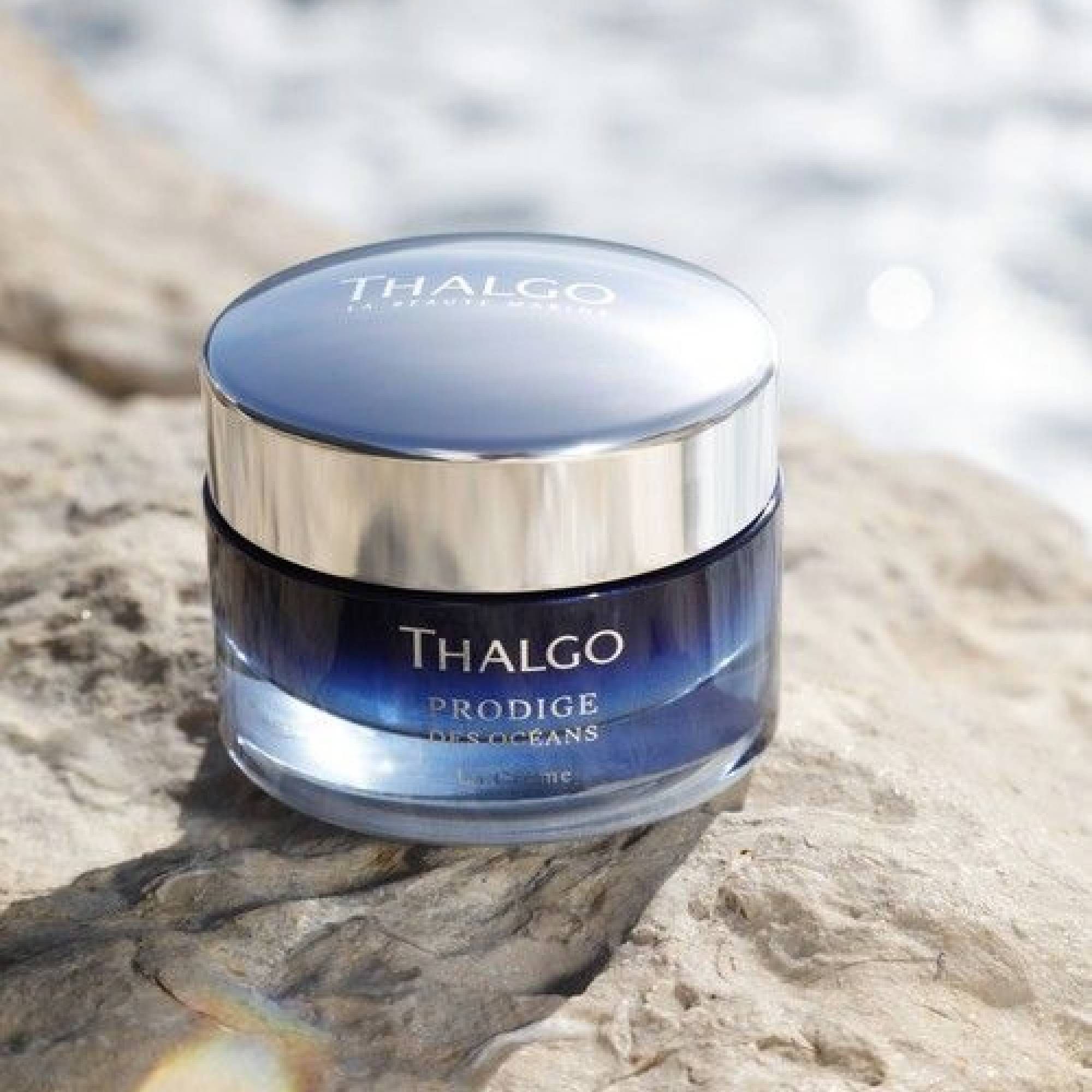 Creme-Tiegel auf Stein. Schriftzug: THALGO, PRODIGE DES OCEANS, La Crème. Blau-silberne Farbgebung.