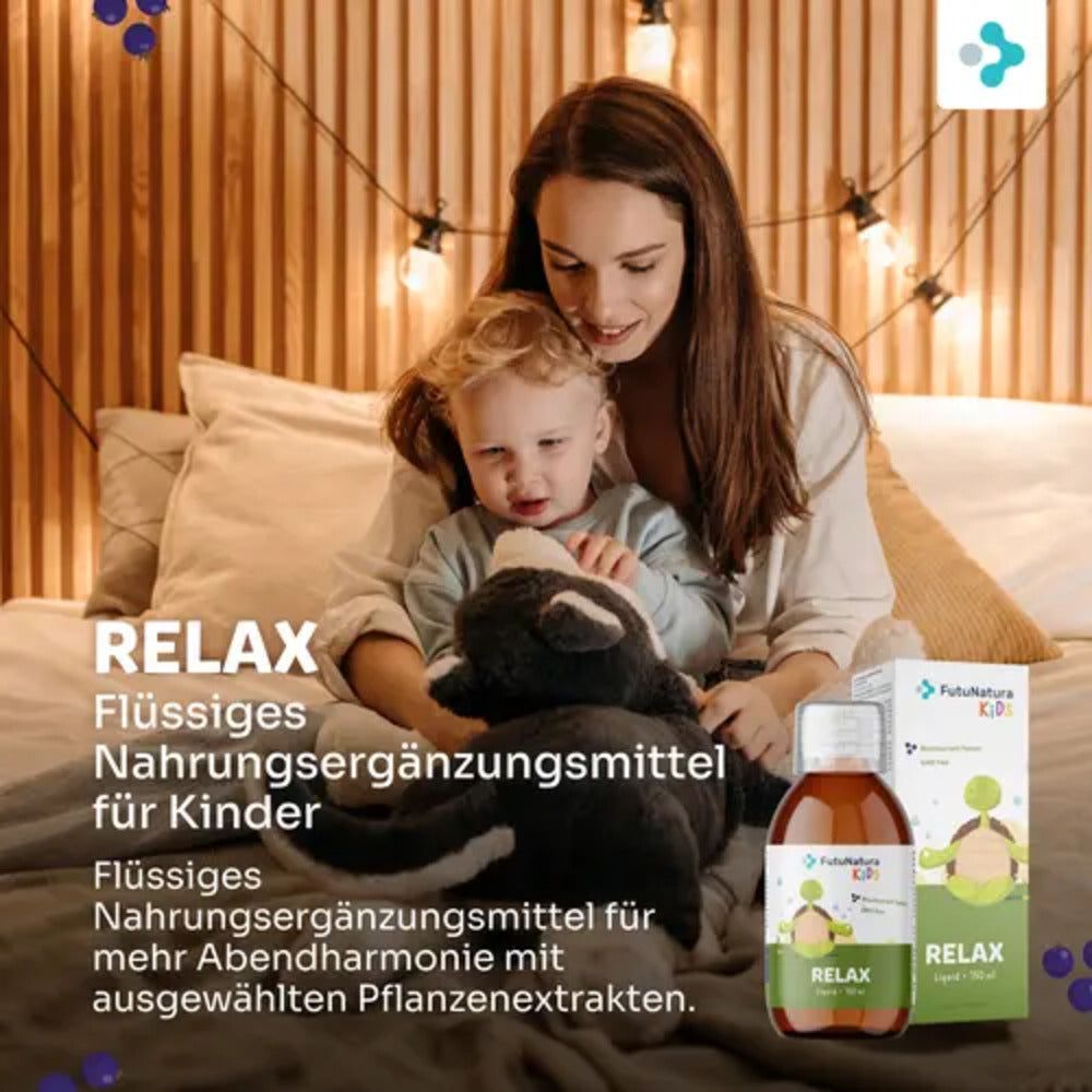 Mutter und Kind mit FutuNatura Kids Relax. Kind hält Stofftier. Produktflasche und Verpackung im Hintergrund.