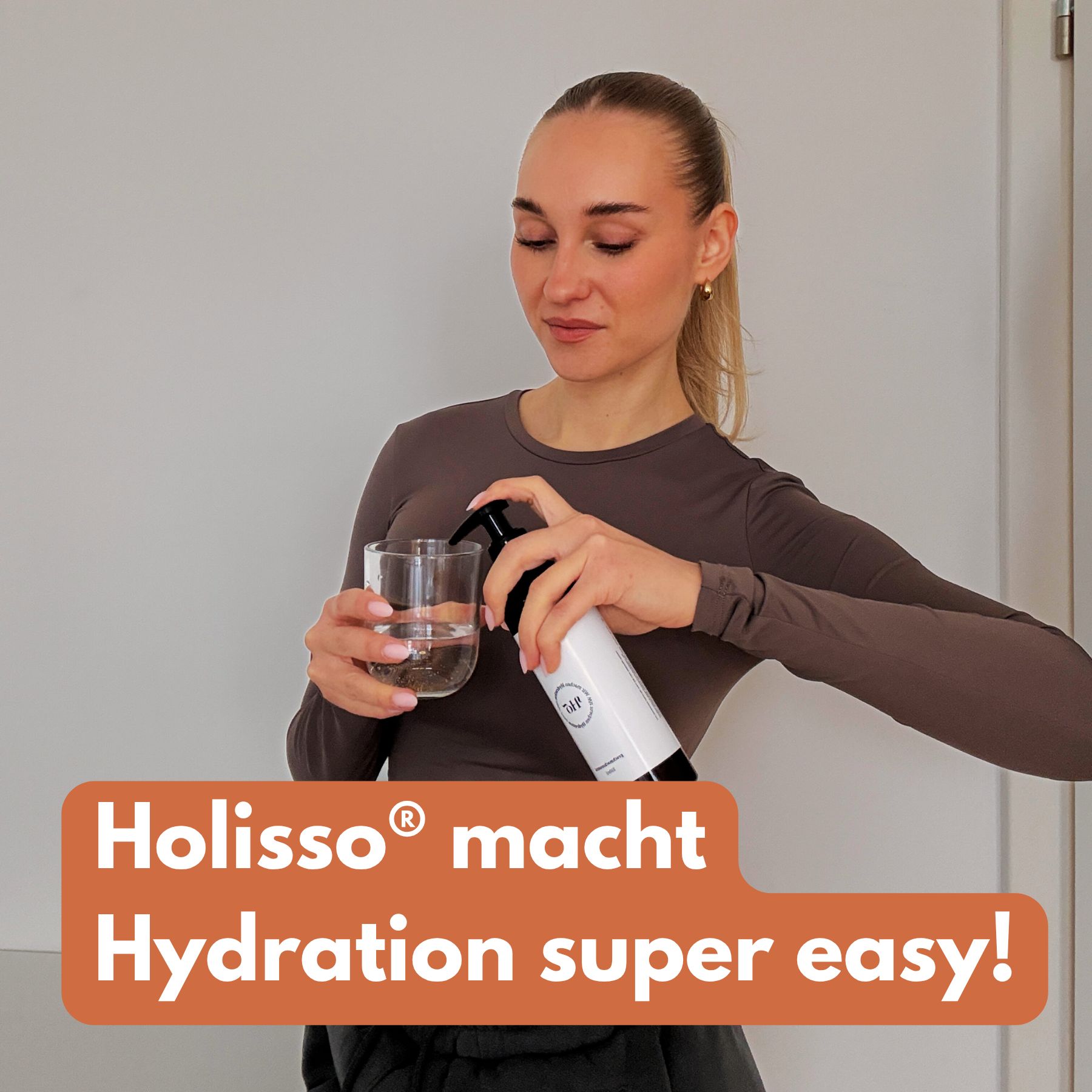 Frau gießt Flüssigkeit aus einer Flasche in ein Glas. Text: Holisso macht Hydration super easy!