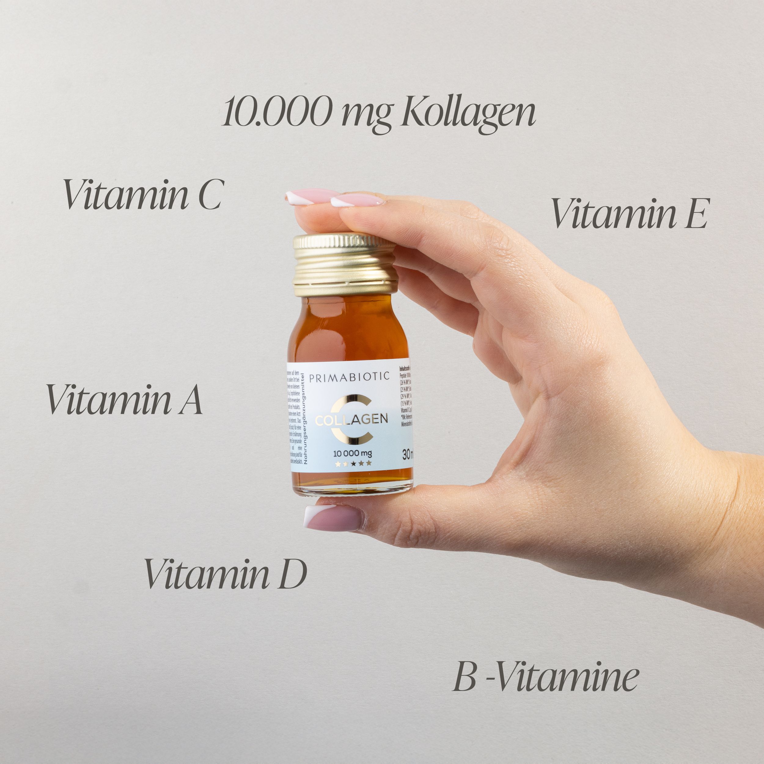 Kleine Flasche mit brauner Flüssigkeit, gehalten von einer Hand. Aufschrift: Primabiotic Collagen. Text: 10.000 mg Kollagen, Vitamine.