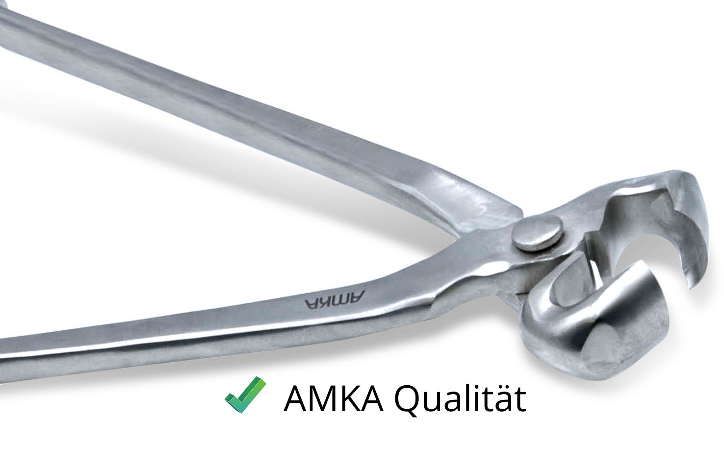 Nahaufnahme der Hufschneidezange. AMKA-Logo sichtbar. Text: AMKA Qualität.