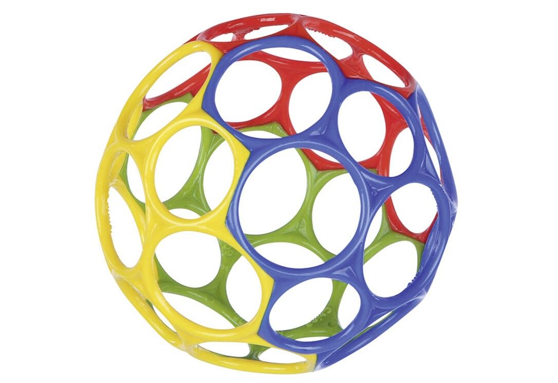 Mehrfarbiger, flexibler Ball mit Löchern. Farben: Rot, Blau, Gelb und Grün. Offene Struktur.