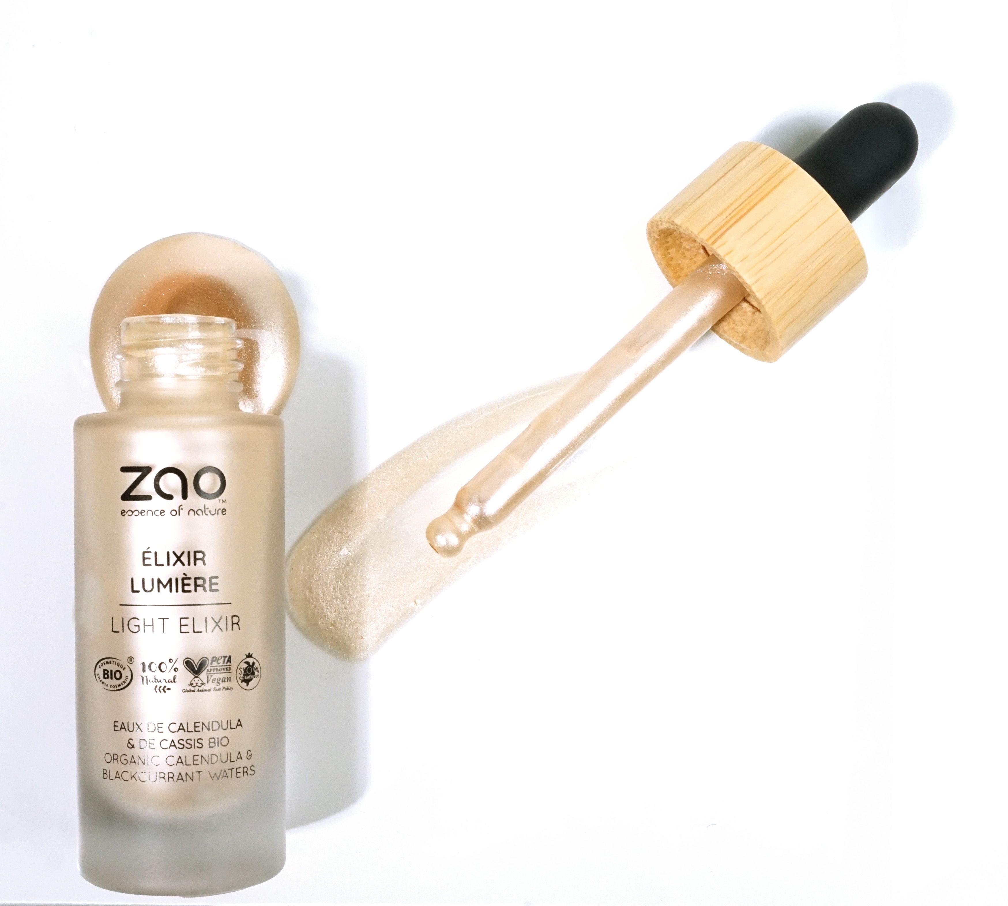 Flüssiges Kosmetikprodukt in Glasflasche mit Pipette. Produktname: LIGHT ELIXIR. Aufschrift: ZAO, ÉLIXIR LUMIÈRE, BIO-Zertifizierung.