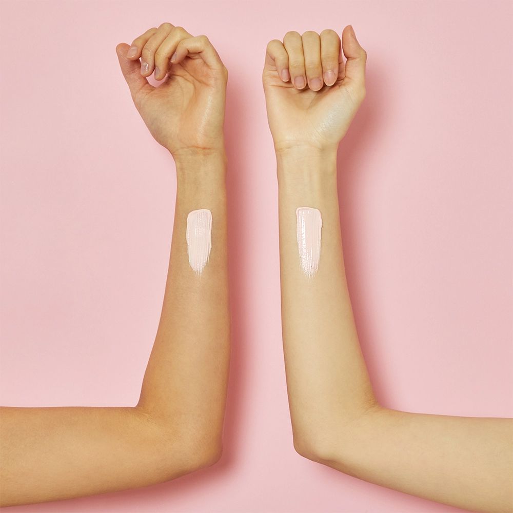 Zwei Arme mit aufgetragenen Texturproben der Sonnencreme.