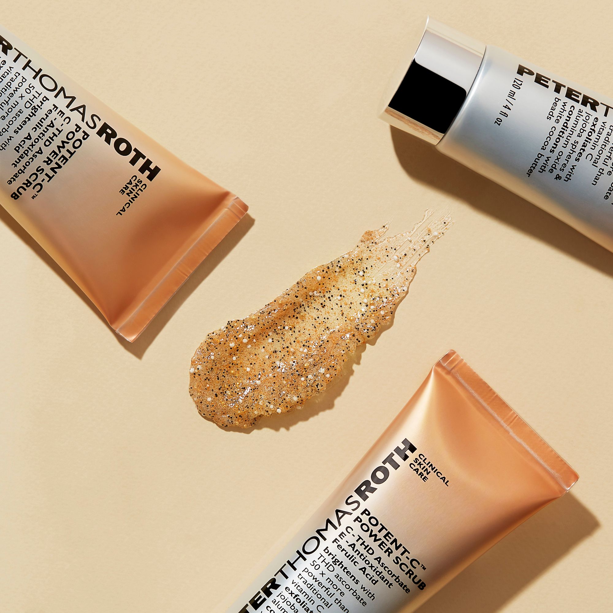 Drei Tuben und eine Peeling-Textur. Beschriftung: Peter Thomas Roth, Potent-C Power Scrub. 120 ml/4 fl oz.