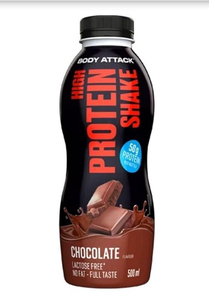 Schwarze Flasche mit roter und weißer Aufschrift. Enthält Schokoladenstückchen und Flüssigkeit. Aufschrift: High Protein Shake, 50g Protein, Schokolade, laktosefrei.