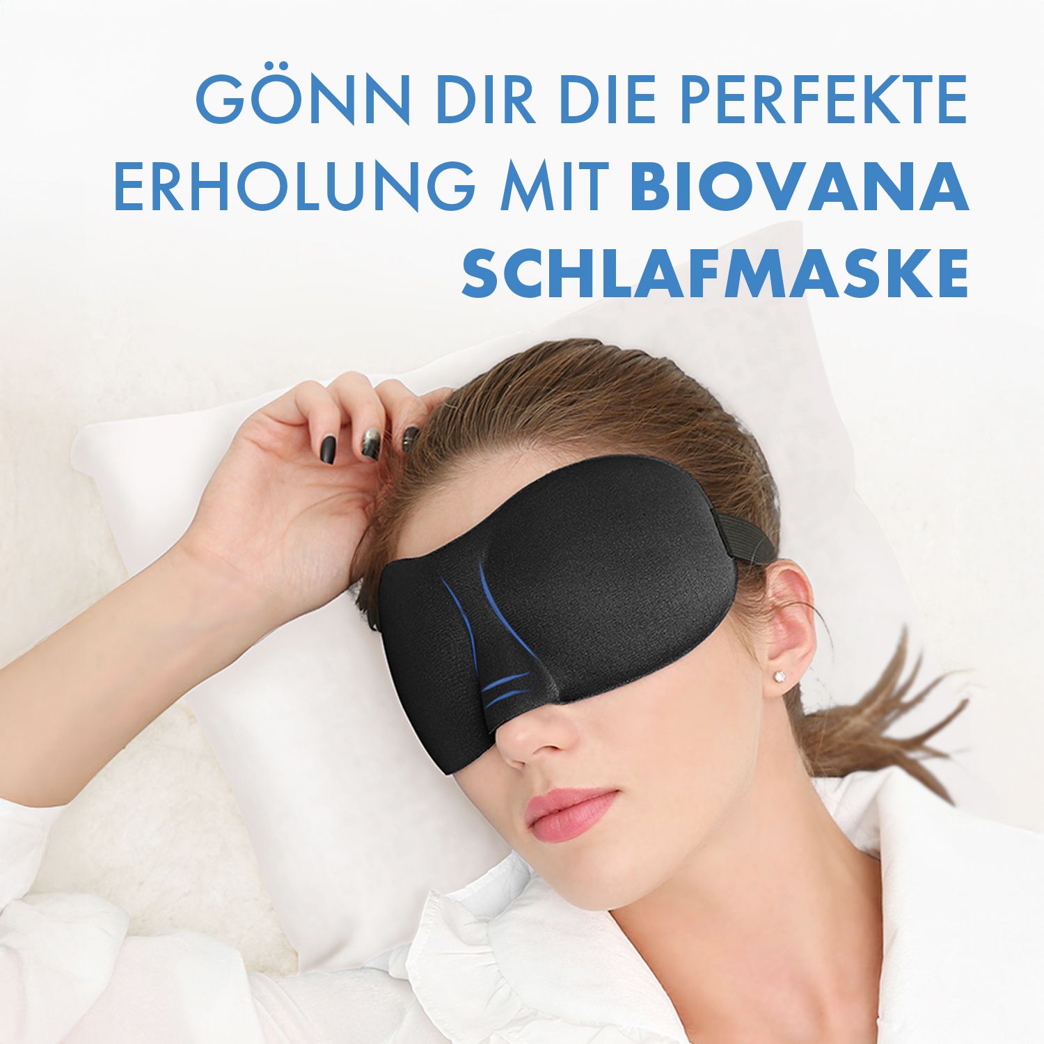 Frau mit schwarzer Schlafmaske im Bett. Produktname und Logo nicht sichtbar. Text: Gönn dir die perfekte Erholung mit Schlafmaske.