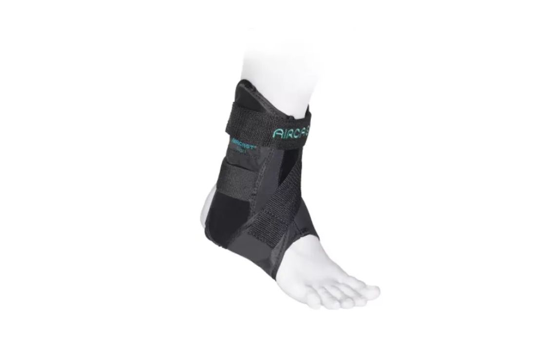 AIRCAST AIRGO Sprunggelenkorthese in Schwarz, auf einem Beinmodell.