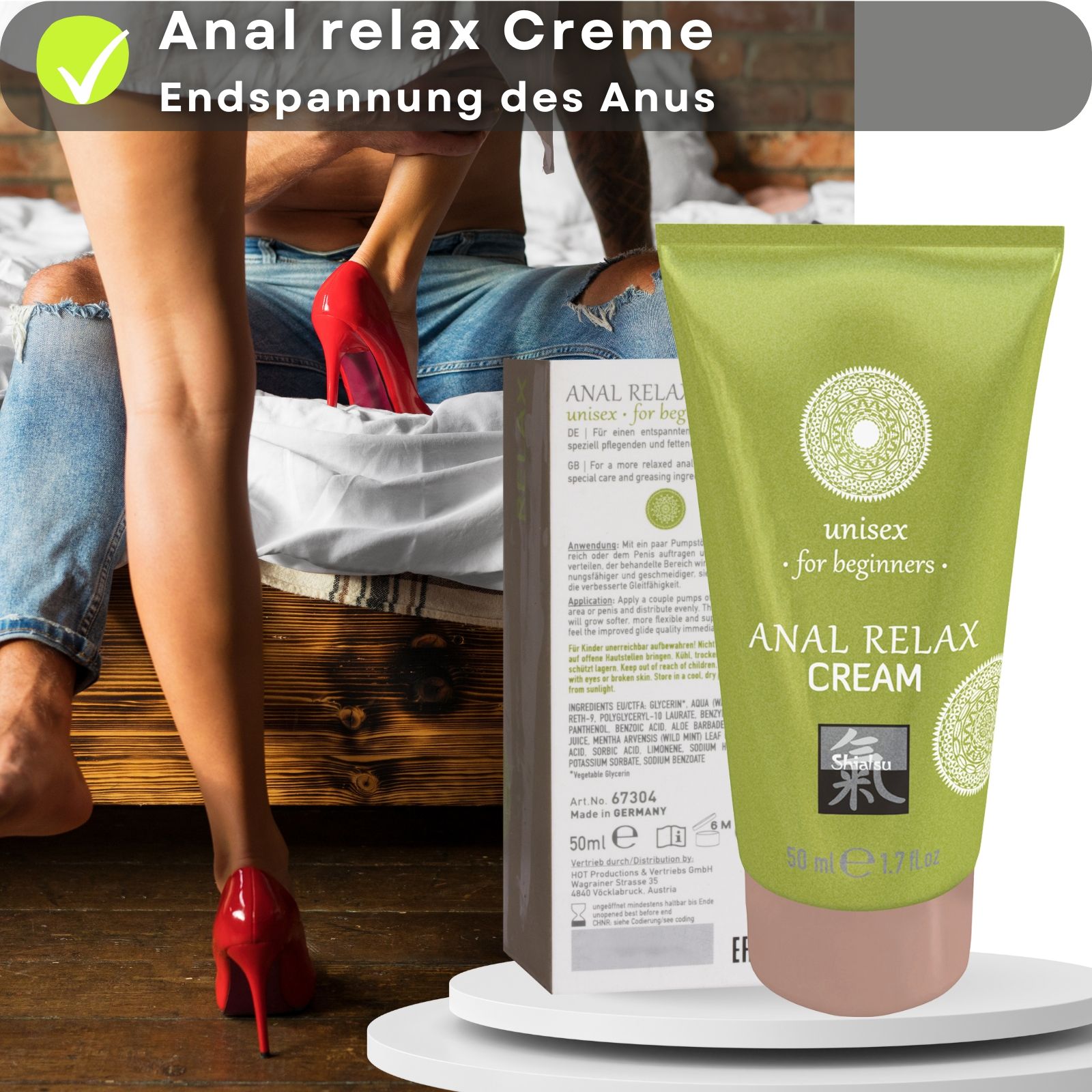 Grüne Tube und Schachtel. Text: ANAL RELAX CREAM, unisex for beginners. Logo. Rosa Kappe. 50 ml. Paar im Hintergrund.