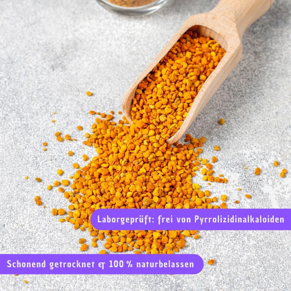 Gelber Blütenpollen auf heller Oberfläche. Text: Laborgeprüft: frei von Pyrrolizidinalkaloiden. Schonend getrocknet & 100 % naturbelassen.