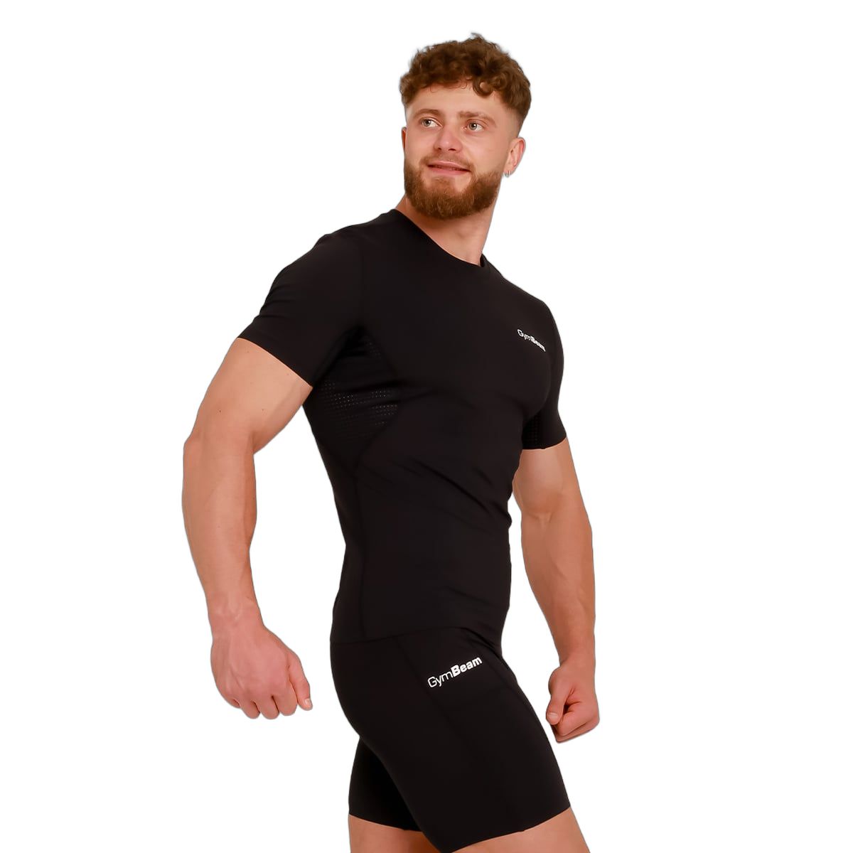 Mann in schwarzem Kompressions-T-Shirt und Shorts, Vorderansicht.