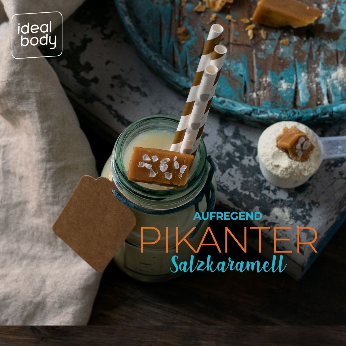 Glas mit Salzkaramell-Shake, Strohhalme, Stück Salzkaramell. Aufregend, Pikanter Salzkaramell. Löffel mit Pulver und Karamellstück.