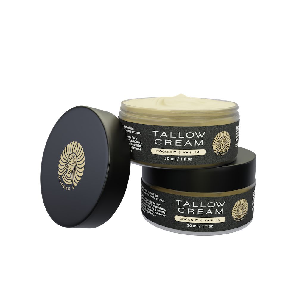 Zwei Tiegel Tallow Creme, Deckel daneben. Aufschrift: Tallow Creme, 30 ml, Kokosnuss & Vanille.