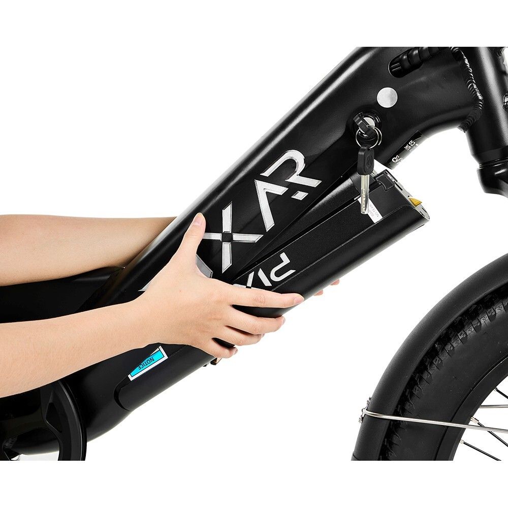 Person hält Akku aus dem Fahrradrahmen. Schwarzer Akku mit weißem Schriftzug. Schlüssel im Akku. Fahrradrahmen schwarz.