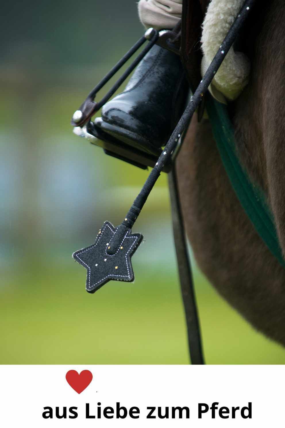 Reitgerte mit sternförmigem Ende. Schwarzes Leder, goldfarbene Nieten. Text: "aus Liebe zum Pferd".