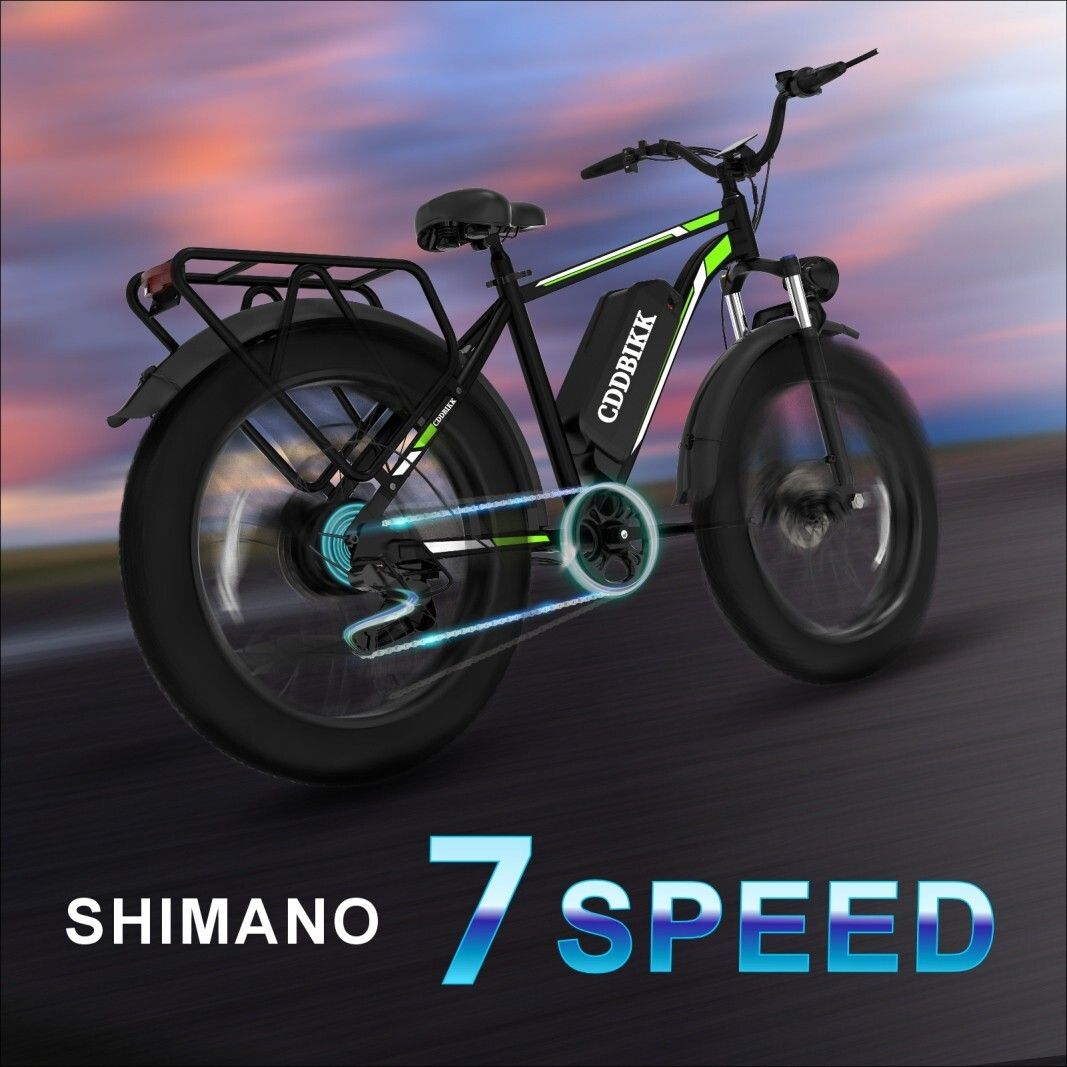 Schwarzes Elektrofahrrad mit grünen Akzenten. Shimano 7-Gang-Schaltung und Hinterradantrieb sind sichtbar.