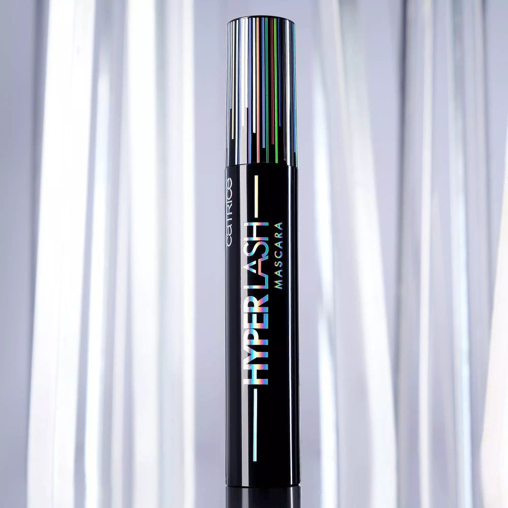 Schwarze Mascara-Tube mit silberner Kappe. Aufschrift: Hyper Lash Mascara. Hintergrund: silberne Streifen.