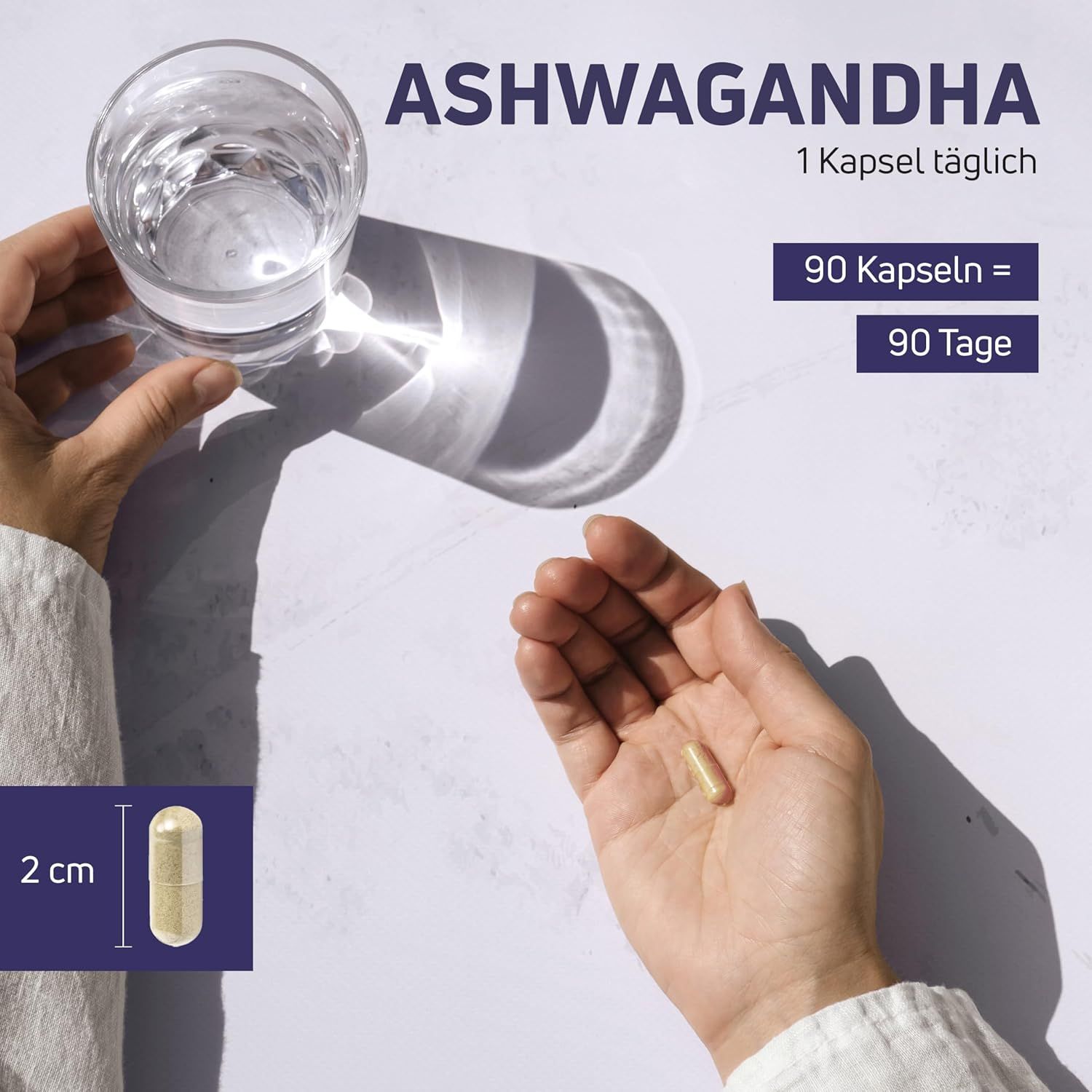 Hand hält Kapsel, daneben Glas Wasser. Text: 90 Kapseln = 90 Tage. Kapsel misst 2 cm.