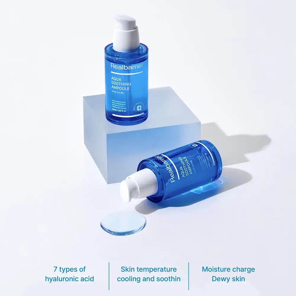 Zwei blaue Seren mit weißem Pumpverschluss. Aufschrift: Realbarrier Aqua Soothing Ampoule. Tropfen Serum.