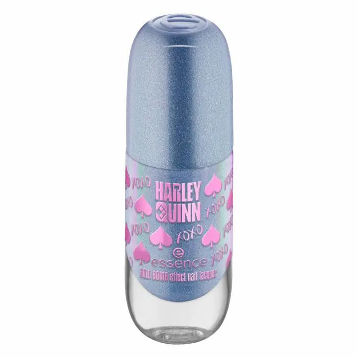 Nagellackflasche mit blauem Schimmer. Aufkleber mit Harley Quinn-Motiv und Schriftzug. Marke: essence.