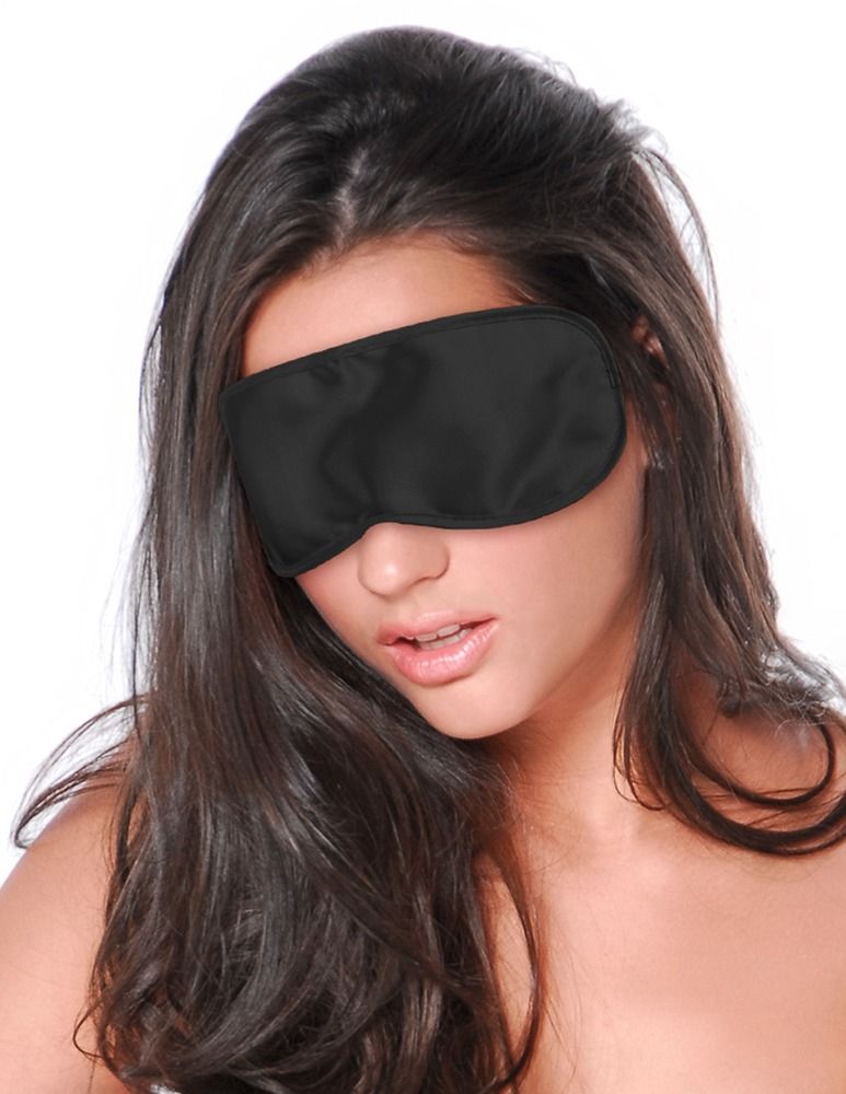 Person trägt schwarze Satin Love Maske. Die Maske bedeckt die Augenpartie. Dunkle Haare.
