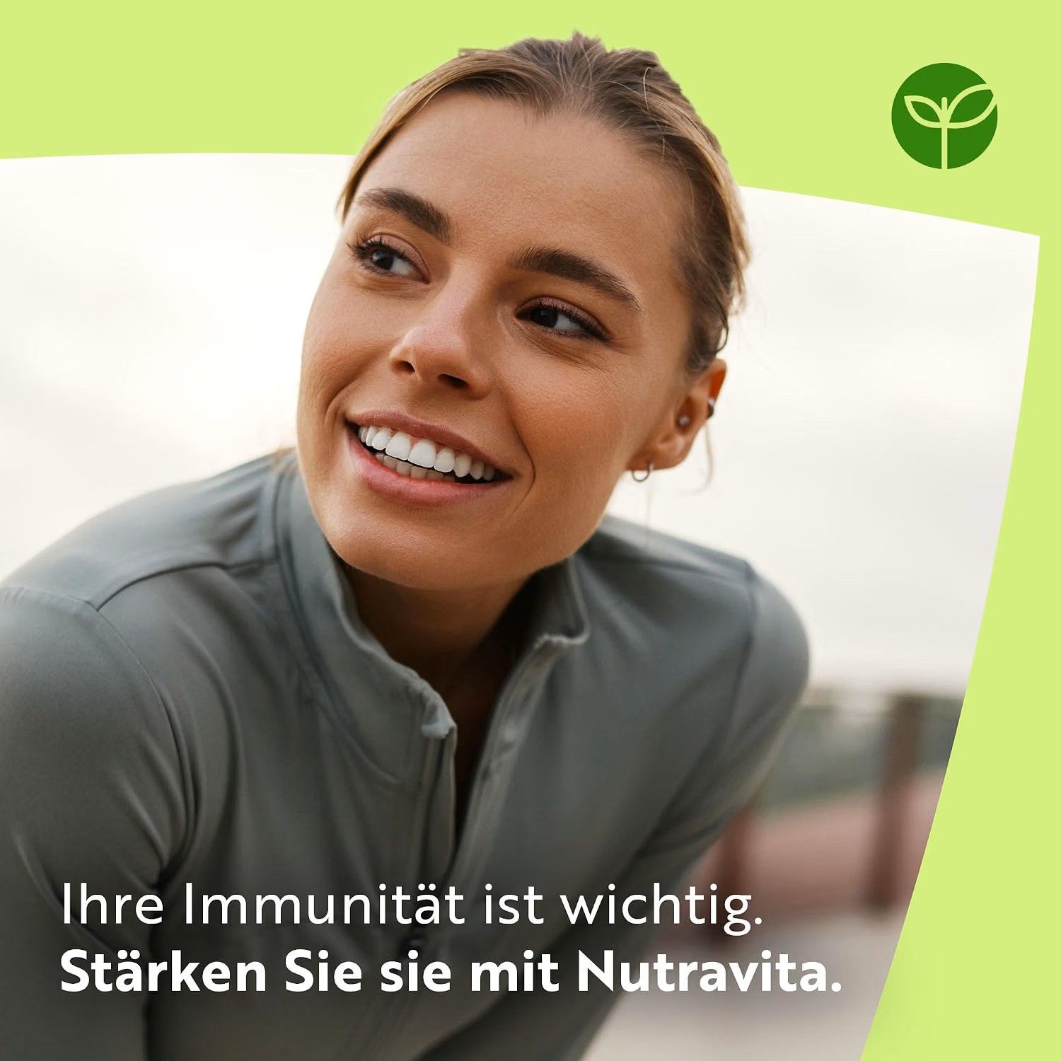 Lächelnde Frau in Sportkleidung, die sich auf ihre Immunität konzentriert.