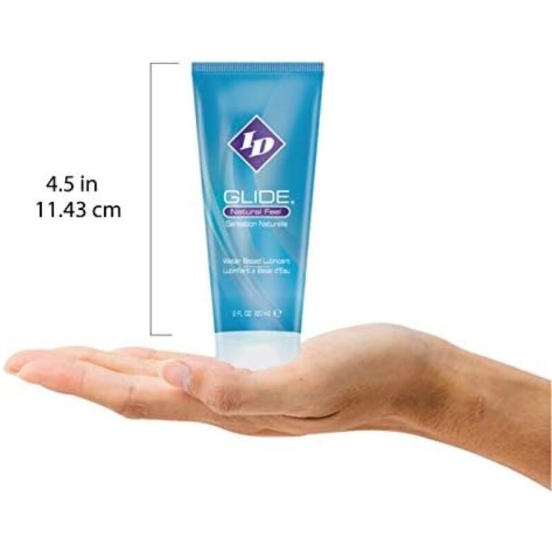 Blau-transparente Tube mit weißem Verschluss. Aufschrift: ID GLIDE. Natural Feel. Wasserbasiertes Gleitmittel. Gehalten in einer Hand.